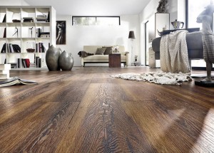 Wohnszimmer mit braunem Laminat